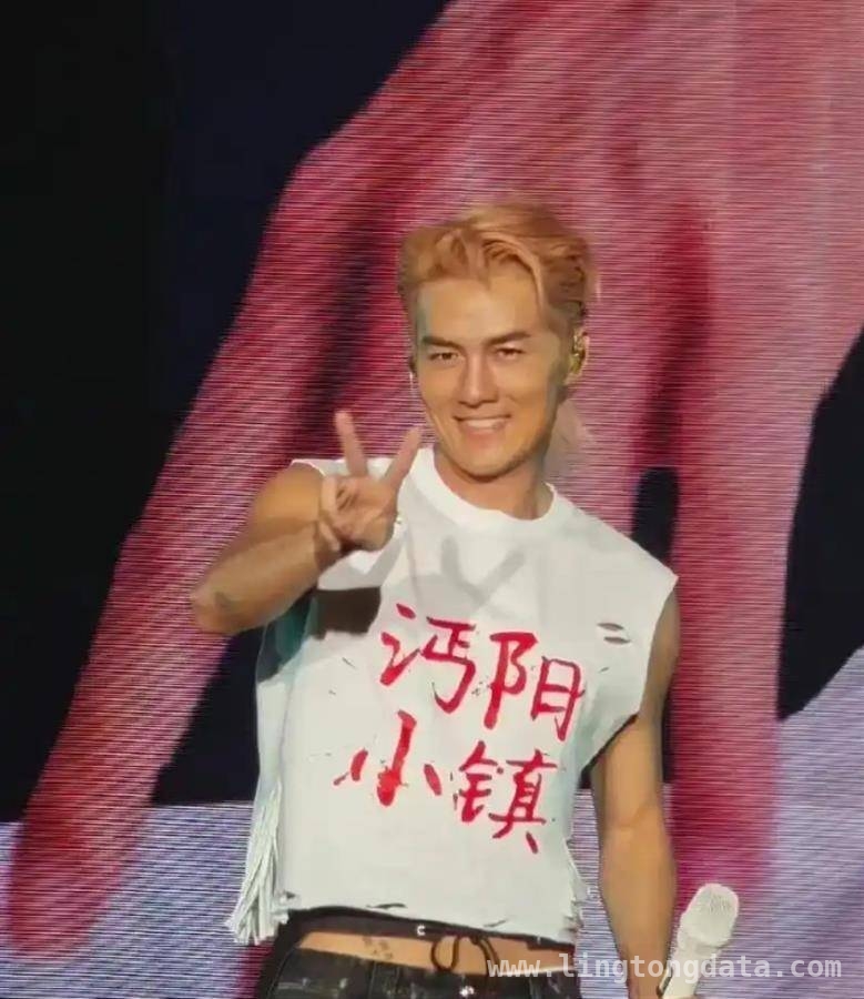 1. 吴克群深夜为武汉演唱会忘词道歉，网友盼其后续少失误，2. 中国台湾歌手吴克群就武汉演唱会忘词发文致歉，歌迷期待改进