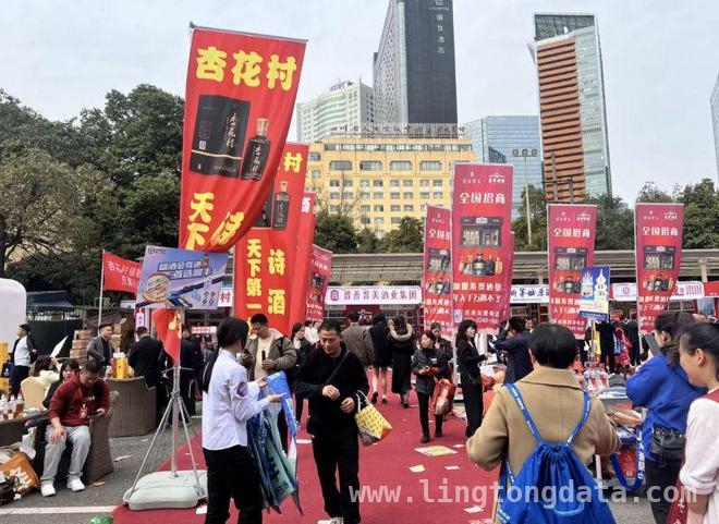 白酒深度调整期，中小酒企与头部品牌的冰火两重天 春糖期间，中小酒企“狂欢”背后的生存困境