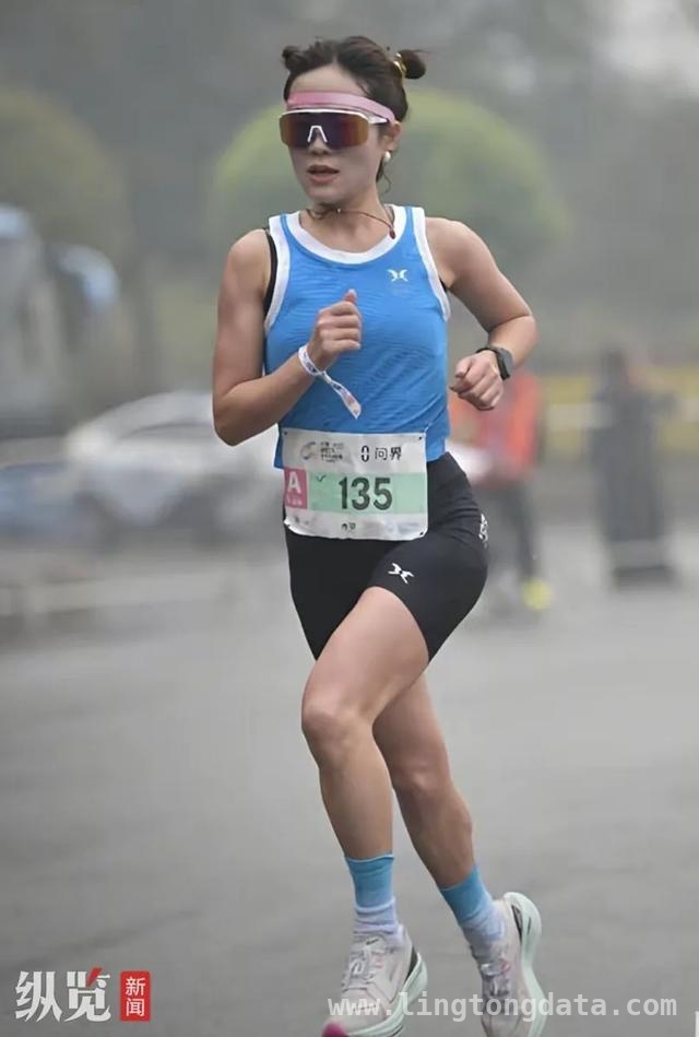 2025重庆女马：肖芬提前庆祝，冠军梦碎瞬间！，重庆女马戏剧性一幕：肖芬冲线放松，甘志芳逆袭夺冠！