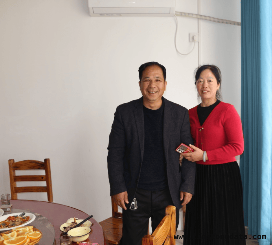 养猪用加大饲料，方老板带乡亲驶入发财快车道