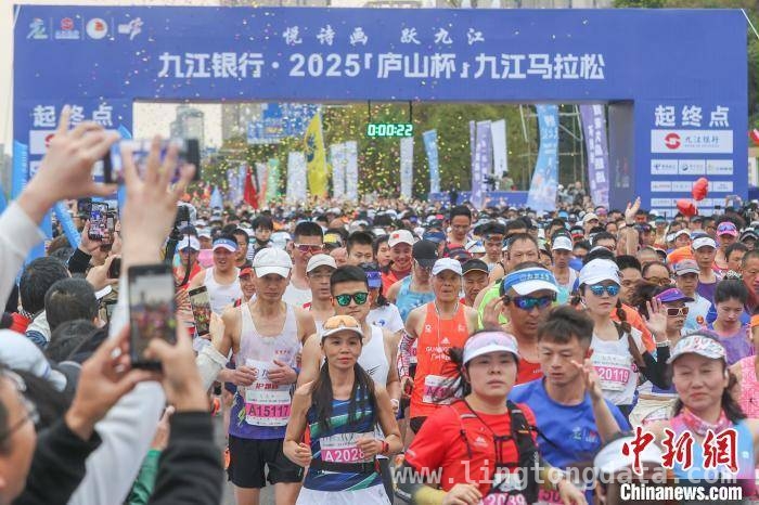 2025“庐山杯”九江马拉松鸣枪，万名跑友领略古城之美 庐山脚下马拉松鸣枪，中外选手绽放奔跑魅力