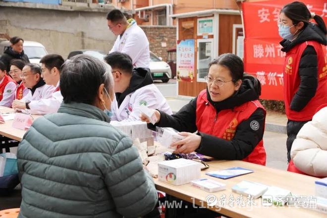 滕州市中心人民医院多党支部社区义诊，提升居民健康意识，党员“双报到”！滕州市中心人民医院多支部杏花村社区送健康