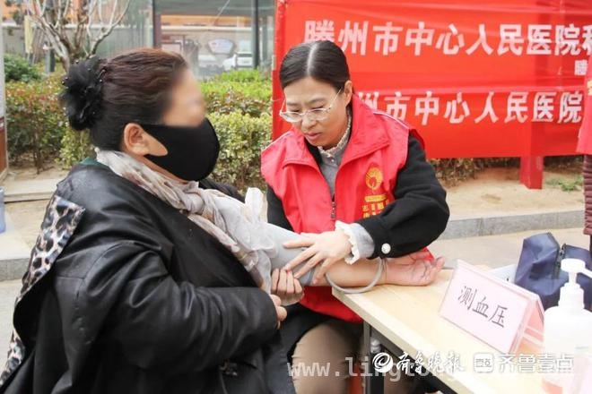 滕州市中心人民医院多党支部社区义诊，提升居民健康意识，党员“双报到”！滕州市中心人民医院多支部杏花村社区送健康