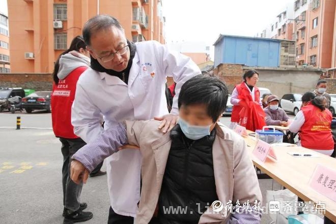 滕州市中心人民医院多党支部社区义诊，提升居民健康意识，党员“双报到”！滕州市中心人民医院多支部杏花村社区送健康