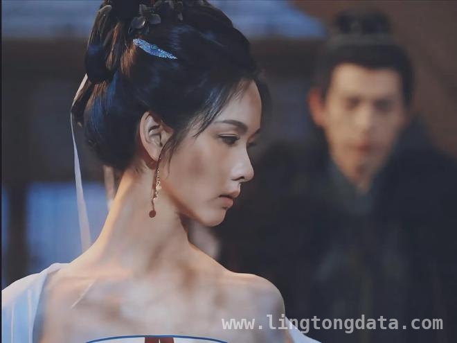 从雁回时看演员身材管理：陈都灵瘦与傅菁飒的反差，古偶剧雁回时：陈都灵与傅菁身材对比看角色代入感