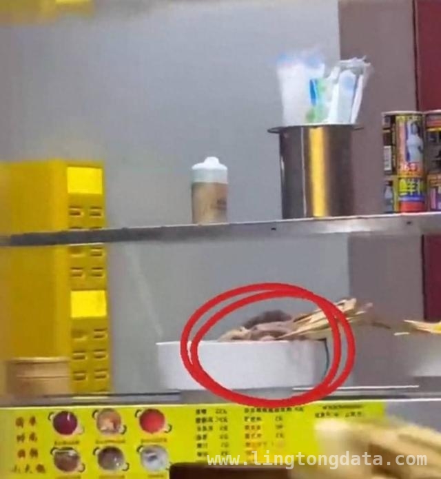 重庆一旋转小火锅店老鼠横行，商场店铺全整改！，老鼠在重庆旋转小火锅食材桌撒野，市场监管出手！