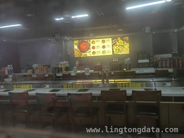 重庆一旋转小火锅店老鼠横行，商场店铺全整改！，老鼠在重庆旋转小火锅食材桌撒野，市场监管出手！