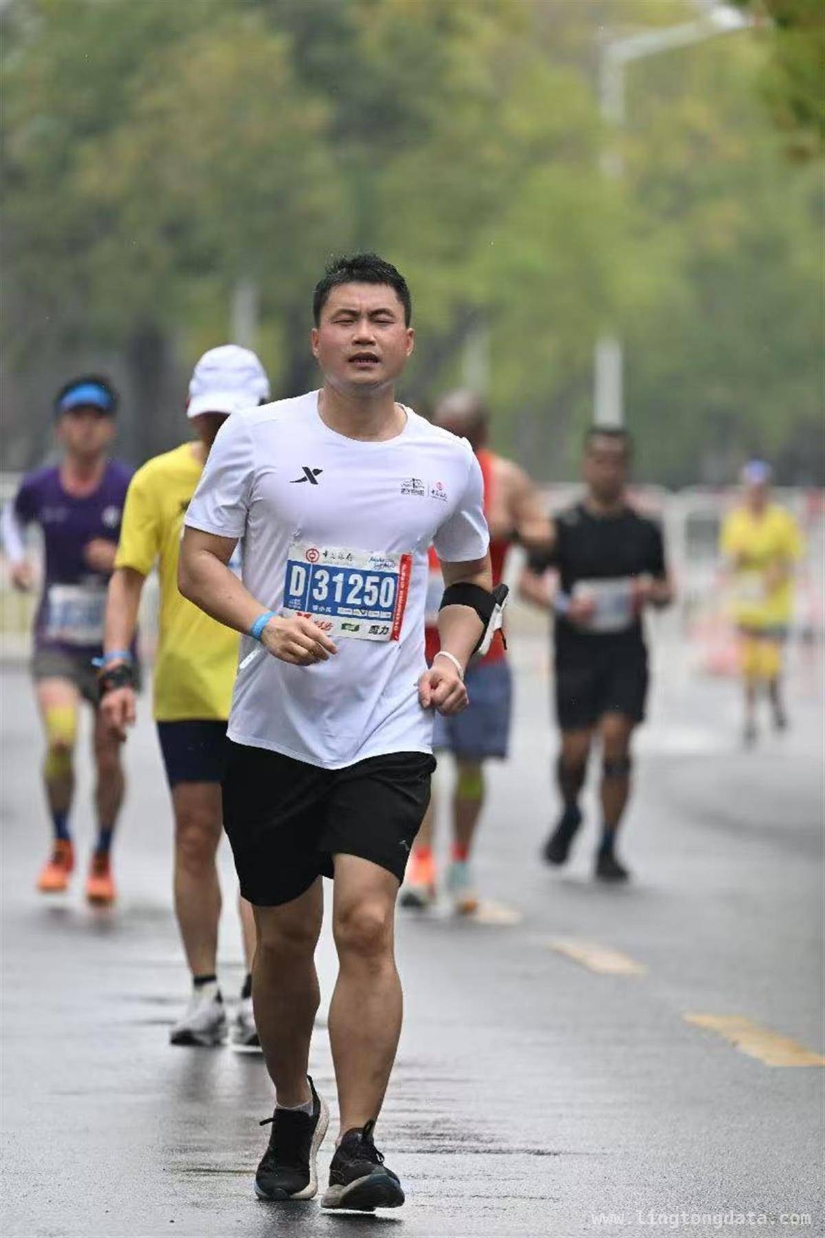 汉马赛场，医生跑者收获患者暖心馈赠