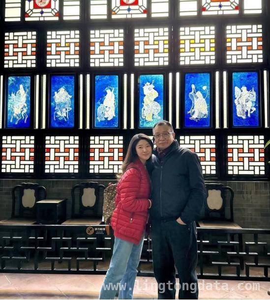 许绍雄携妻游祖业，显赫背景下的豁达生活，老戏骨许绍雄：显赫家世与豁达人生