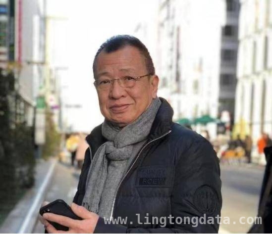 许绍雄携妻游祖业，显赫背景下的豁达生活，老戏骨许绍雄：显赫家世与豁达人生