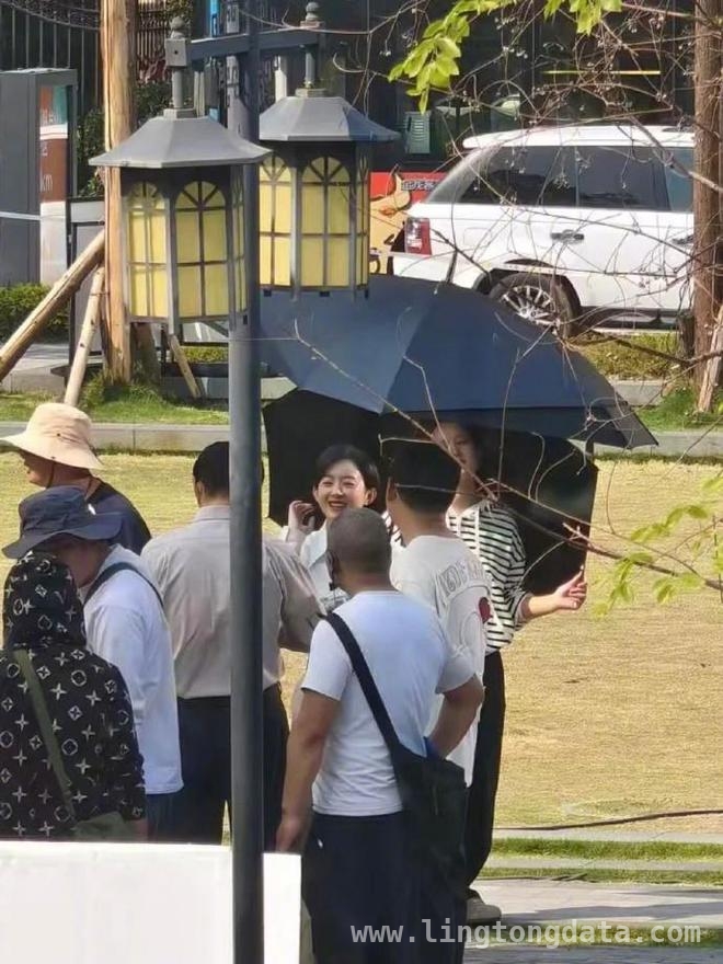黄晓明赵丽颖剧组聚餐照上热搜，背后情谊太感人