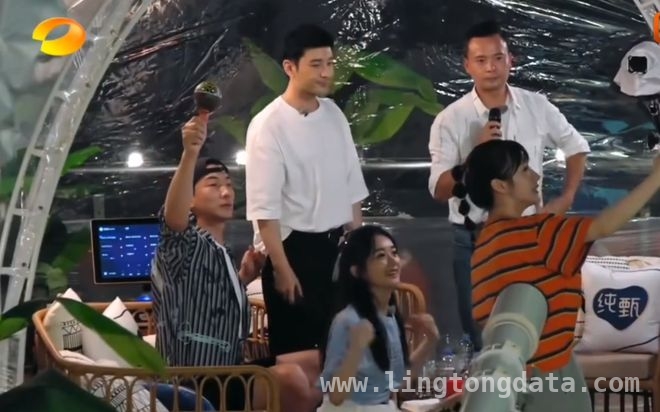 黄晓明赵丽颖剧组聚餐照上热搜，背后情谊太感人