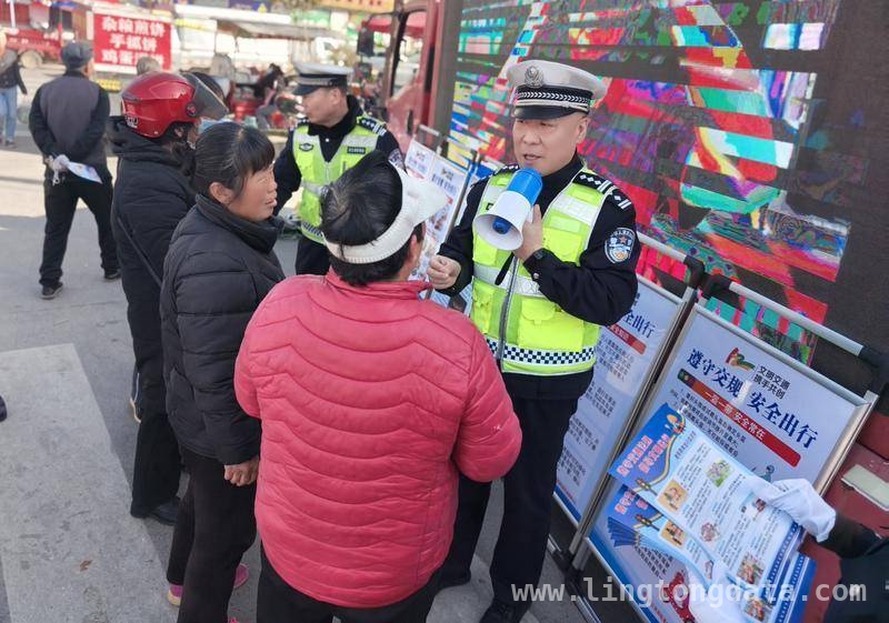 临潼交警春耕时送交通安全知识进农村，守护村民出行平安