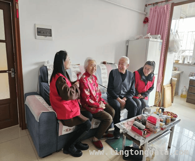 六吉社区文艺活动：奋进新征程，养生锤制作乐居民，走进六吉社区“奋进新征程”文艺演出，体验养生锤制作乐趣