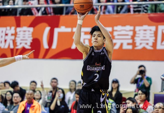 2. 23 岁杨舒予挑大梁，广东女篮半决赛激战正酣