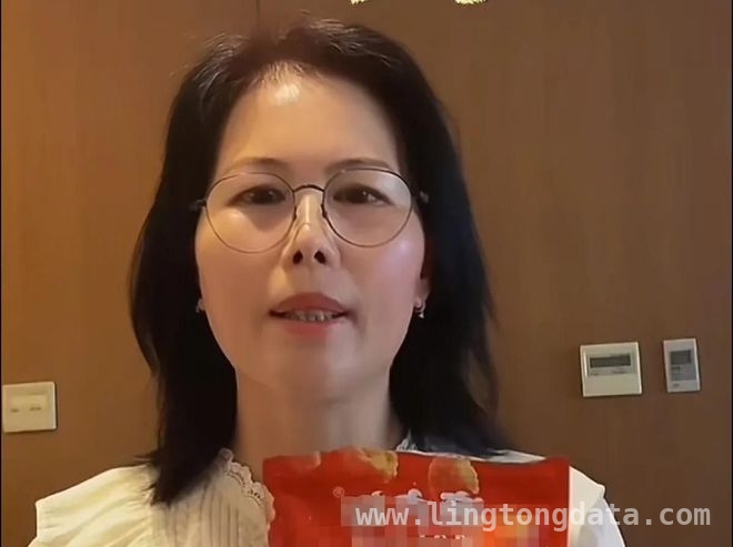 大S安葬，孩子归汪，小杨阿姨遛狗尽显生活之态，大S安葬后：孩子归汪小菲，小杨阿姨遛狗生活惬意