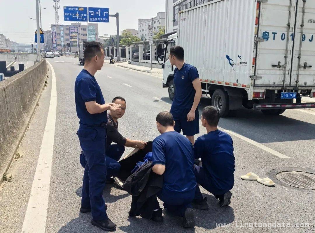 消防员归队途中现英勇一幕，救助车祸女子，归队路上，消防员为女子撑起“安全伞”