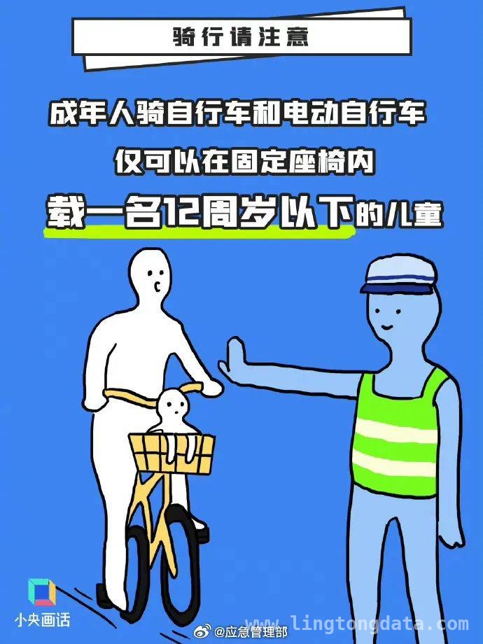 消防员归队途中现英勇一幕，救助车祸女子，归队路上，消防员为女子撑起“安全伞”