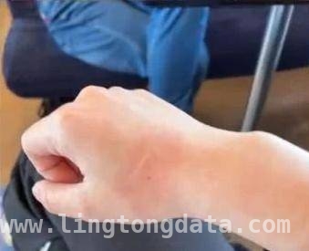 高铁上的不文明风波：“赤脚男”与女生的冲突背后 高铁不文明一幕：“赤脚男”屡教不改，女生勇敢曝光
