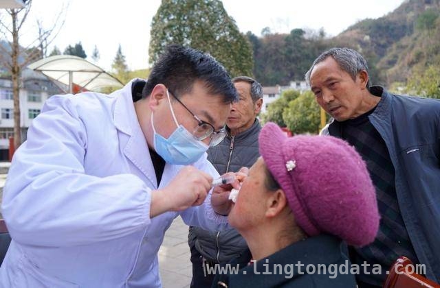 简池中心卫生院迎来联合义诊，专家为村民健康保驾护航，医共体惠民义诊走进简池，提升基层医疗水平与村民健康意识