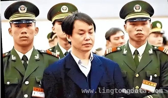 从李嘉诚与张子强的故事看人性与命运的交织 李嘉诚冷静应对绑架，展现超凡智慧与胸怀