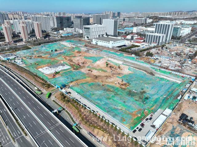 3月25日，崂山区人民医院项目施工现场热火朝天！，崂山区人民医院项目建设正酣，未来可期！