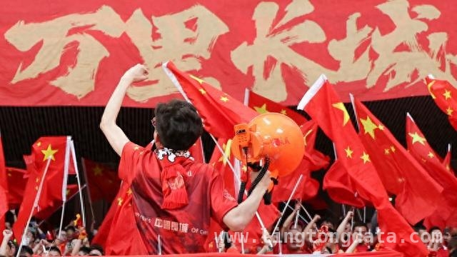 “大莲花”沸腾！中澳之战破中国足球单场观赛人数纪录，7万多人燃爆赛场！中澳之战改写中国足球观赛史
