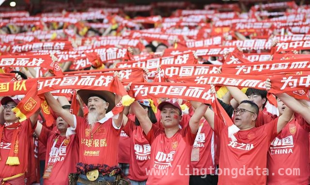 “大莲花”沸腾！中澳之战破中国足球单场观赛人数纪录，7万多人燃爆赛场！中澳之战改写中国足球观赛史
