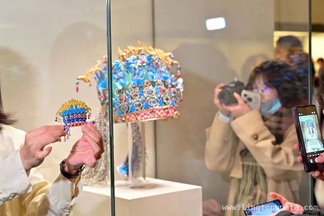 国博凤冠冰箱贴销量破百万，文创市场掀起新热潮，爆款凤冠冰箱贴背后：精准拿捏需求，带动文创新发展