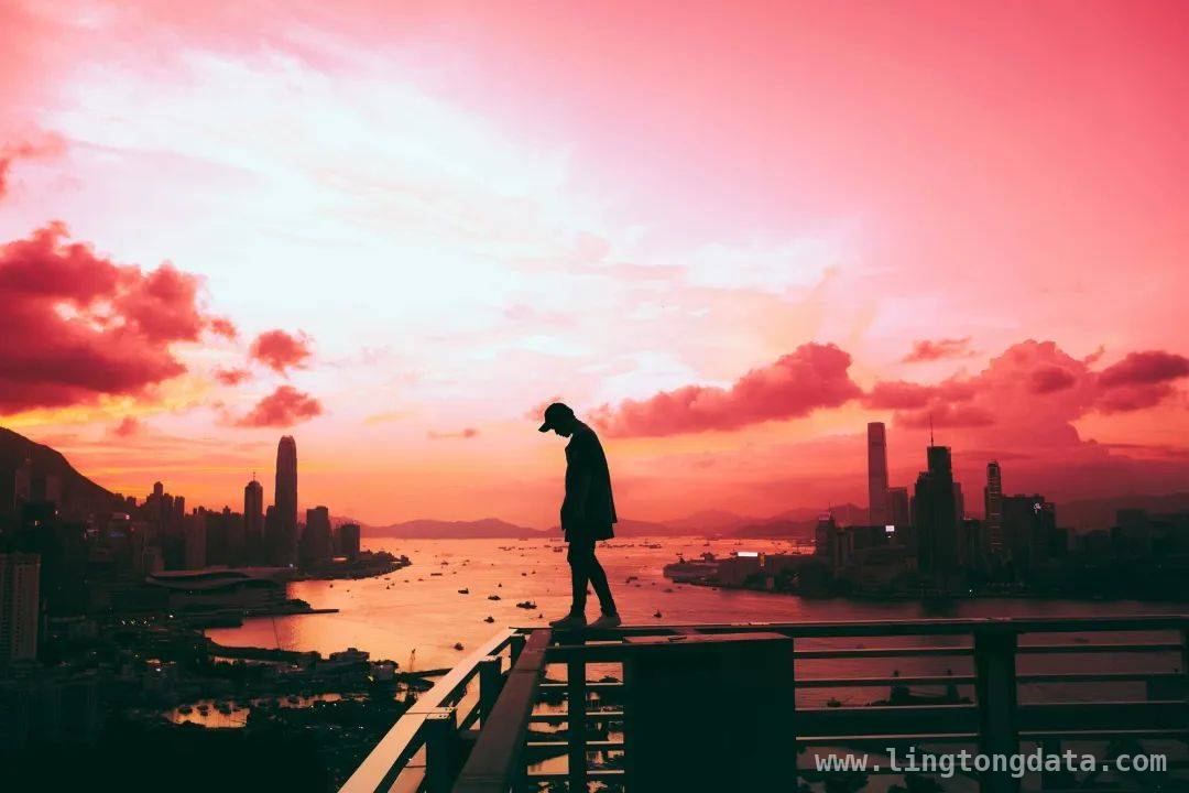 挣脱过去的枷锁，拥抱未知的明天，直面过去的梦魇，迎接生命的变迁