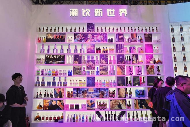 第112届糖酒会：川酒邛崃产区闪耀登场，多元酒品惊艳亮相