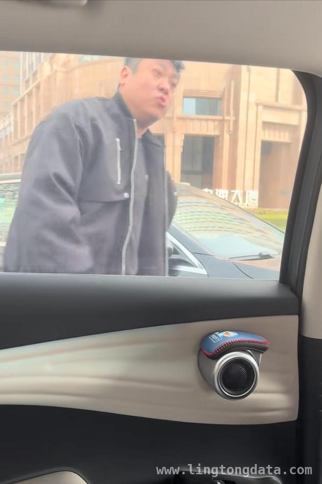 从奔驰车主狂躁行为看，财富与素质真不成正比！ 奔驰车主马路上撒野，网约车司机冷静应对引赞叹！
