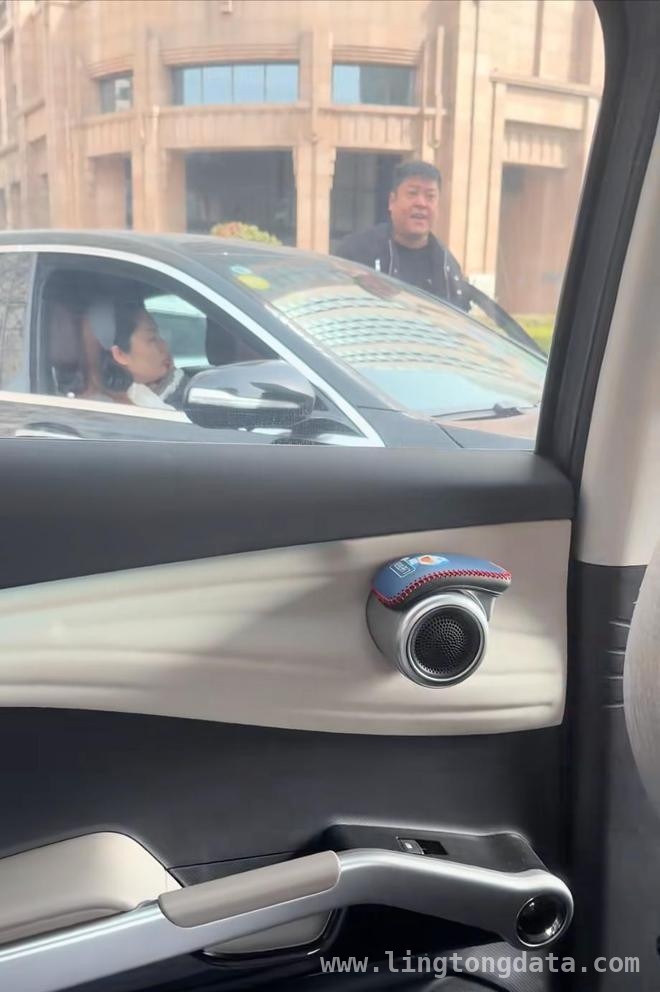 从奔驰车主狂躁行为看，财富与素质真不成正比！ 奔驰车主马路上撒野，网约车司机冷静应对引赞叹！