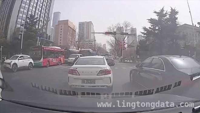 从奔驰车主狂躁行为看，财富与素质真不成正比！ 奔驰车主马路上撒野，网约车司机冷静应对引赞叹！