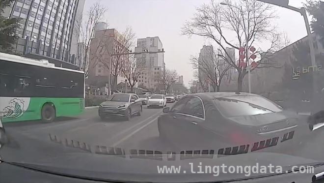 从奔驰车主狂躁行为看，财富与素质真不成正比！ 奔驰车主马路上撒野，网约车司机冷静应对引赞叹！