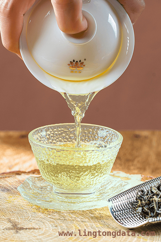 从陨坑到茶杯，揭秘特色茶的诞生之旅，解锁陨坑茶密码，领略原生态茶饮的魅力