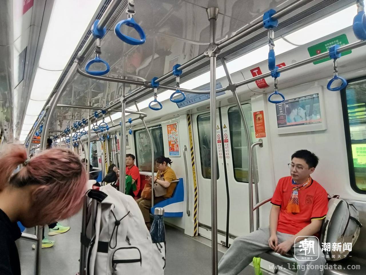 中澳之战在即，杭州赛场外球迷寄存趣事多，中澳世预赛杭州启幕，球迷多元故事温暖赛场