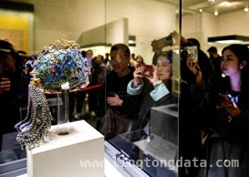 百万销量见证：国博凤冠冰箱贴引领文创新风尚 凤冠冰箱贴破百万销量，国博文创开启文化新潮流