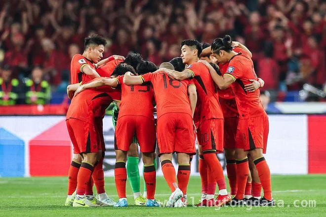 0-2不敌澳大利亚，国足精神风貌与新人表现点亮未来 残阵出击的国足：下半场逆袭，新人闪耀盼出线
