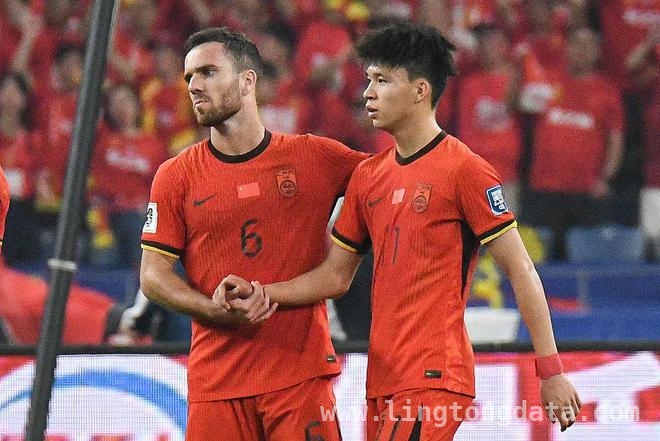 0-2不敌澳大利亚，国足精神风貌与新人表现点亮未来 残阵出击的国足：下半场逆袭，新人闪耀盼出线