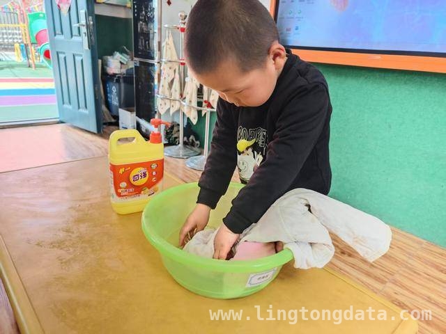 灞桥幼儿园“洗衣小能手”活动，开启幼儿自理成长之旅，“我是洗衣小能手”：灞桥幼儿园为孩子自理成长添动力