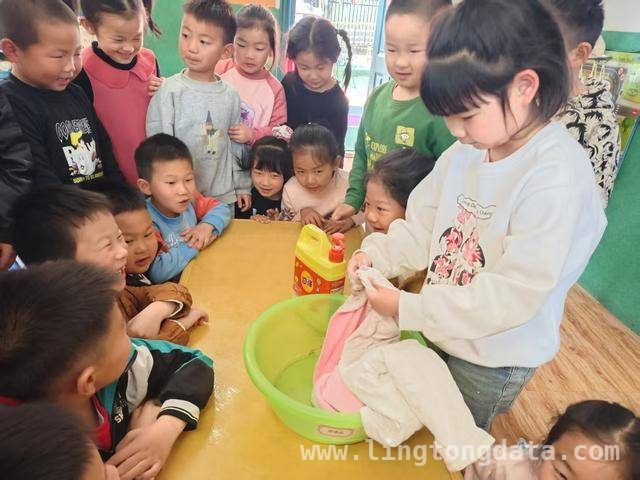 灞桥幼儿园“洗衣小能手”活动，开启幼儿自理成长之旅，“我是洗衣小能手”：灞桥幼儿园为孩子自理成长添动力