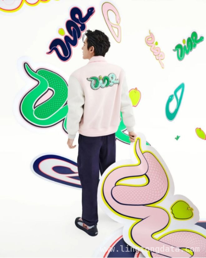 1. 邓为演绎DIOR AND KAWS限定系列，开启新年潮流盛宴！ 3. 惊艳！DIOR AND KAWS限定系列，邓为精彩演绎潮流新风尚