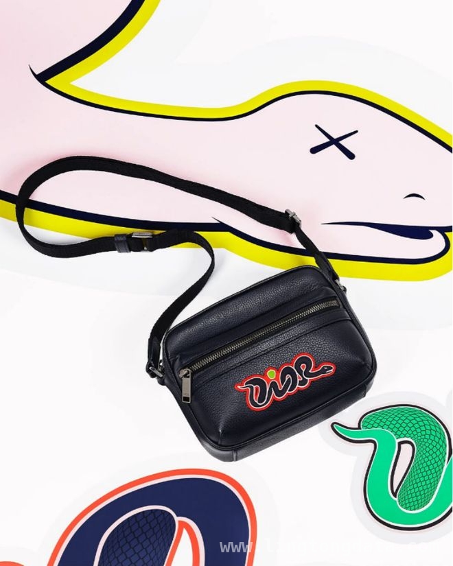 1. 邓为演绎DIOR AND KAWS限定系列，开启新年潮流盛宴！ 3. 惊艳！DIOR AND KAWS限定系列，邓为精彩演绎潮流新风尚