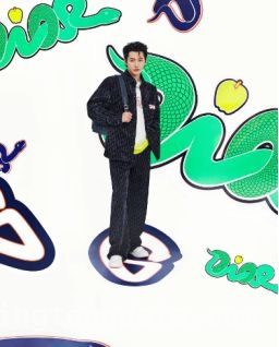 1. 邓为演绎DIOR AND KAWS限定系列，开启新年潮流盛宴！ 3. 惊艳！DIOR AND KAWS限定系列，邓为精彩演绎潮流新风尚
