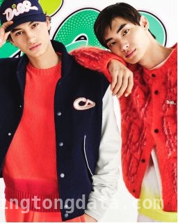 1. 邓为演绎DIOR AND KAWS限定系列，开启新年潮流盛宴！ 3. 惊艳！DIOR AND KAWS限定系列，邓为精彩演绎潮流新风尚