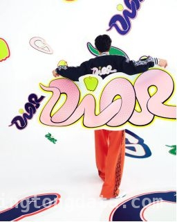 1. 邓为演绎DIOR AND KAWS限定系列，开启新年潮流盛宴！ 3. 惊艳！DIOR AND KAWS限定系列，邓为精彩演绎潮流新风尚