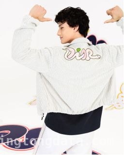 1. 邓为演绎DIOR AND KAWS限定系列，开启新年潮流盛宴！ 3. 惊艳！DIOR AND KAWS限定系列，邓为精彩演绎潮流新风尚