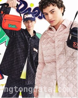 1. 邓为演绎DIOR AND KAWS限定系列，开启新年潮流盛宴！ 3. 惊艳！DIOR AND KAWS限定系列，邓为精彩演绎潮流新风尚