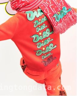 1. 邓为演绎DIOR AND KAWS限定系列，开启新年潮流盛宴！ 3. 惊艳！DIOR AND KAWS限定系列，邓为精彩演绎潮流新风尚